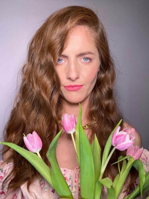 Зачастую у девушек многое зависит от настроения - выбор цвета лака для ногтей, причёска, макияж. 02