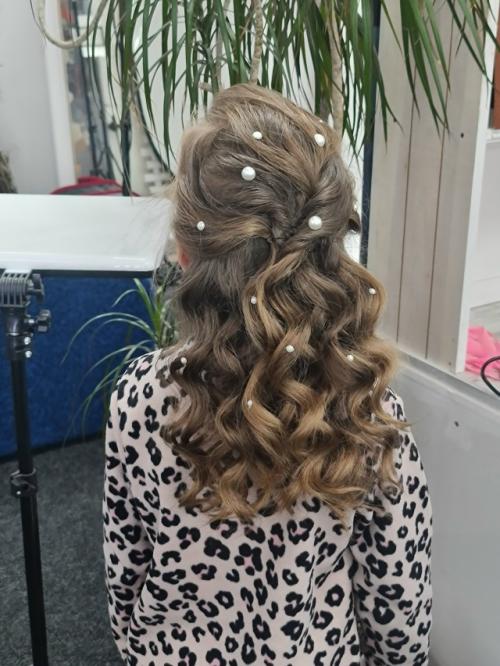 Мамочки если у ваших юных принцесс скоро состоится первый выпускной бал, то пора подумать не только о наряде но и о красивой причёске. 06