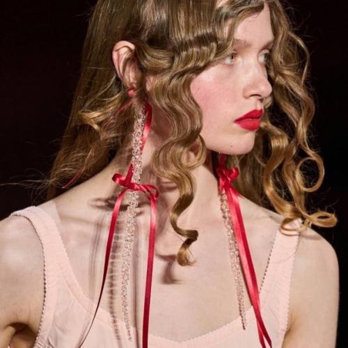 Тренд на бантики.  Причем не , внимание, только в одежде. 01