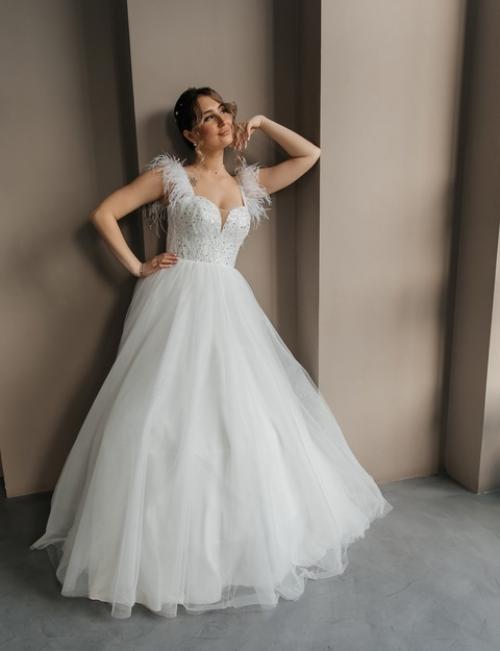 Фотосессия невесты - это важная часть свадебной фотосессии, которая позволяет запечатлеть ее красоту и индивидуальность. 05