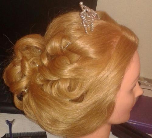 Какая юная леди не хочет быть королевой на выпускном балу? 03