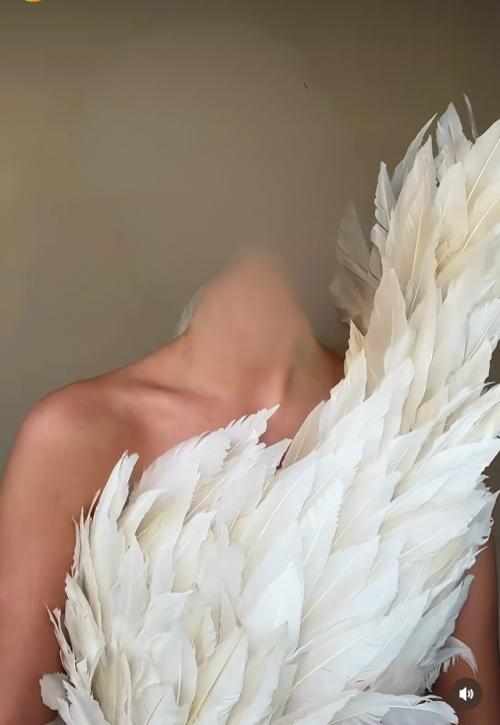 Портрет женщины по пояс, строго в анфас. 01