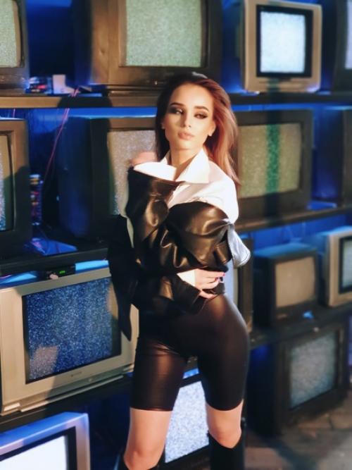 Моя любимая и творческая работа, каждый день я общаюсь с разными людьми подбирая им образы. 01