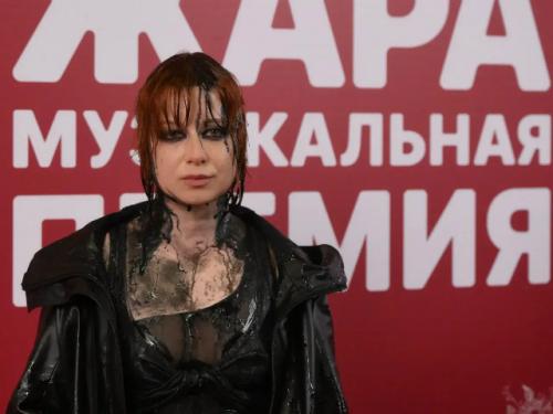 Юлия савичева всех своим необычным Грязным образом на премии поразила. 01