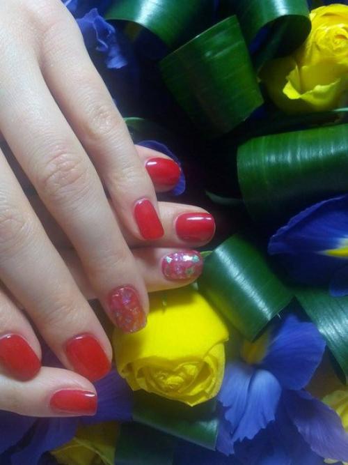 Наступил новый сезон - весна 2016, и он отразился не только на тенденциях в одежде, прическе и макияже, но и на нашем маникюре. 02