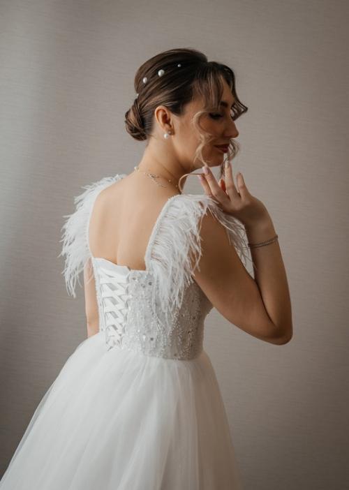 Фотосессия невесты - это важная часть свадебной фотосессии, которая позволяет запечатлеть ее красоту и индивидуальность. 06