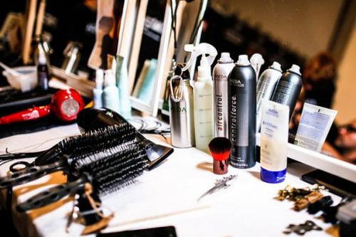 Окрашивание волос - решение, к которому рано или поздно придётся прийти каждой девушке, будь то смена имиджа или маскировка седины. 03 Окрашивание волос - решение, к которому рано или поздно придётся прийти каждой девушке, будь то смена имиджа или маскировка седины. 03