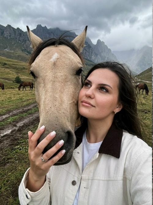 Промпт.  Создай гиперреалистичный портрет, качество 4K, не меняя черты лица. 01