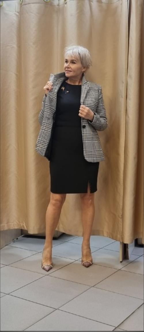 Платье футляр со времени своего появления стало классикой и уже на протяжении многих десятилетий остается важным элементом женского гардероба. 02