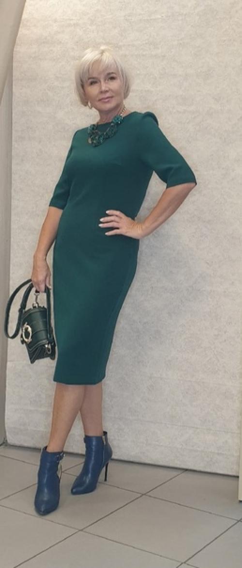 Платье футляр со времени своего появления стало классикой и уже на протяжении многих десятилетий остается важным элементом женского гардероба. 05