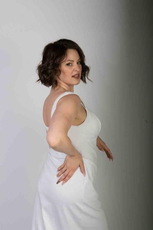 У меня есть потрясающие аппетитные формы. 01