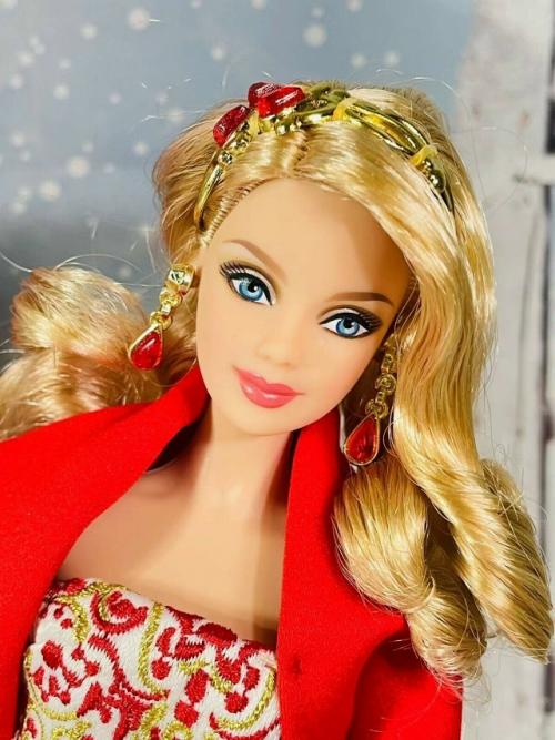 Holiday Barbie 2010. 05