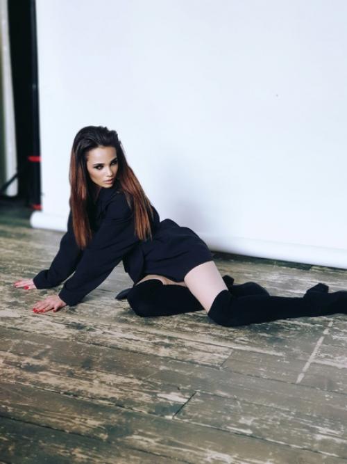 Моя любимая и творческая работа, каждый день я общаюсь с разными людьми подбирая им образы. 02