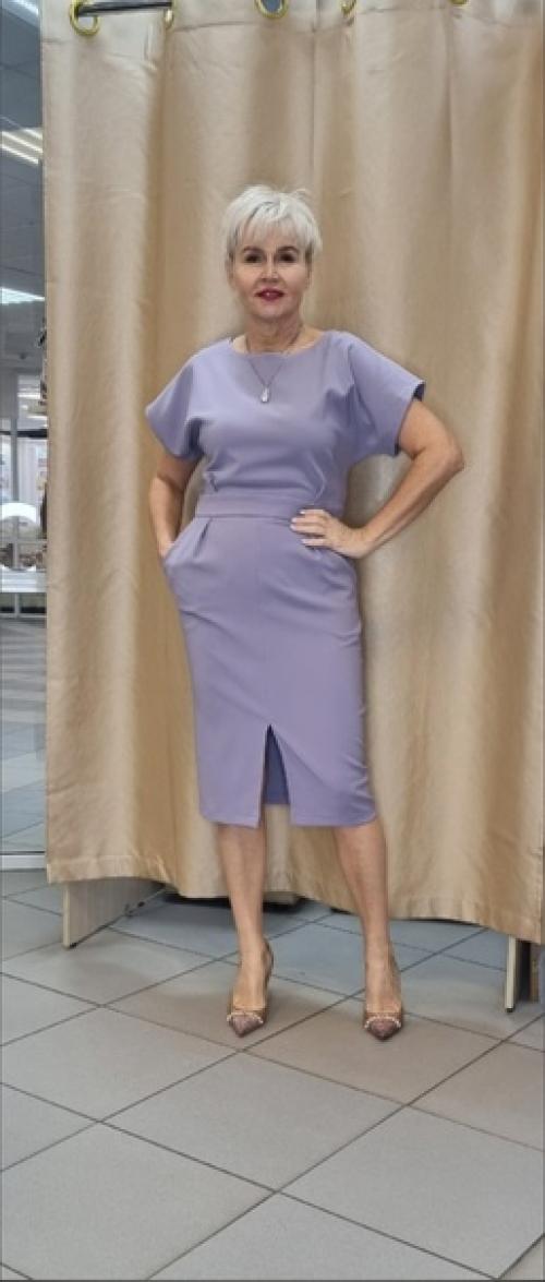 Платье футляр со времени своего появления стало классикой и уже на протяжении многих десятилетий остается важным элементом женского гардероба. 01