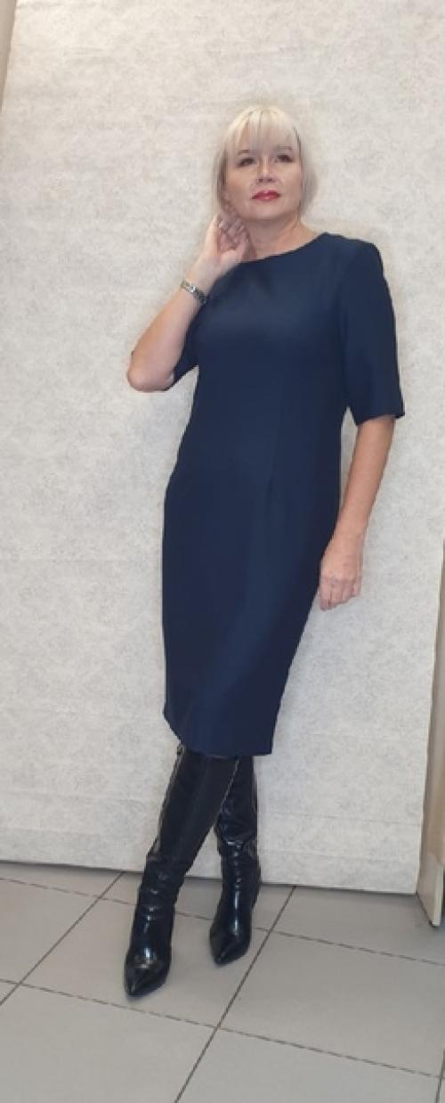 Платье футляр со времени своего появления стало классикой и уже на протяжении многих десятилетий остается важным элементом женского гардероба. 04