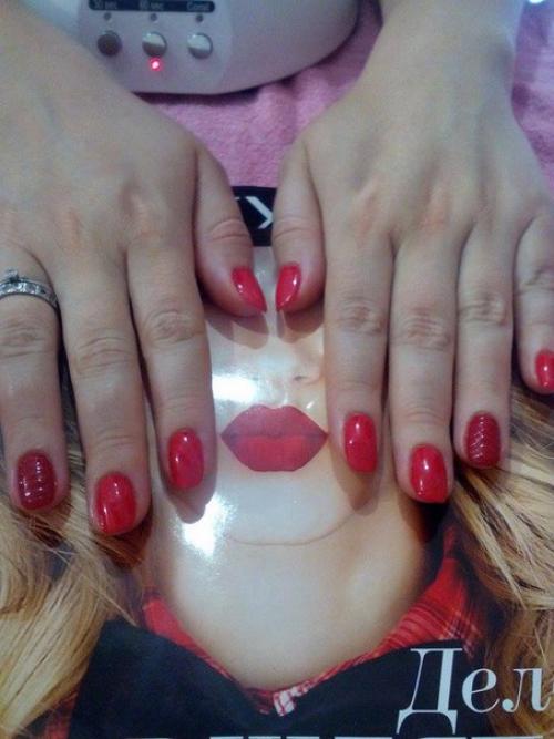 Наступил новый сезон - весна 2016, и он отразился не только на тенденциях в одежде, прическе и макияже, но и на нашем маникюре. 01