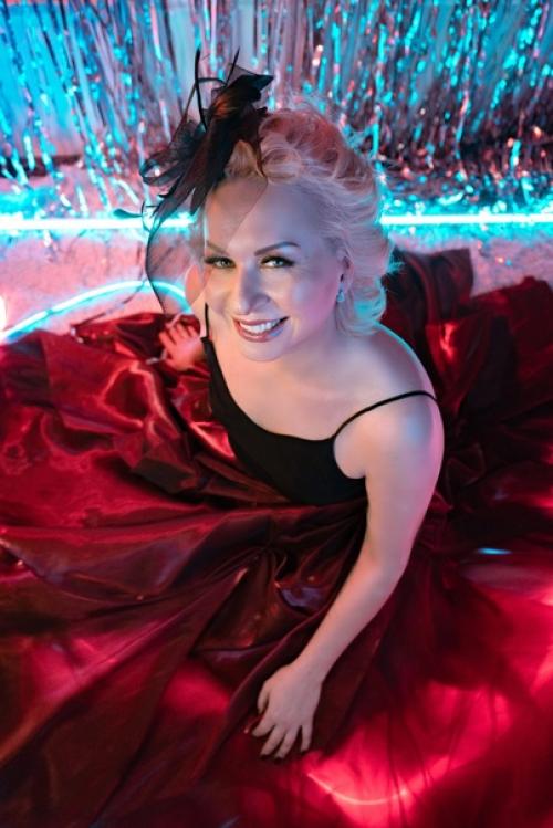 Профессиональная фотосессия - это не просто Попозировать и Получить Фото, это будто сеанс у психолога, только лучше, ведь вы получаете: 02