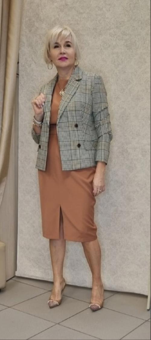 Платье футляр со времени своего появления стало классикой и уже на протяжении многих десятилетий остается важным элементом женского гардероба. 03