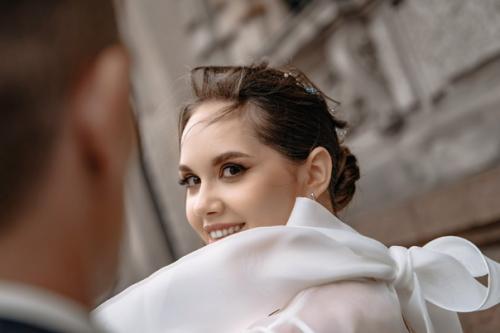 Идеальный образ состоит из гармонично объединенных элементов: платья, прически, макияжа, маникюра, аксессуаров. 06