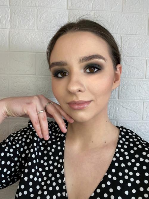 Меня зовут Елизавета, я - сертифицированный визажист. 04