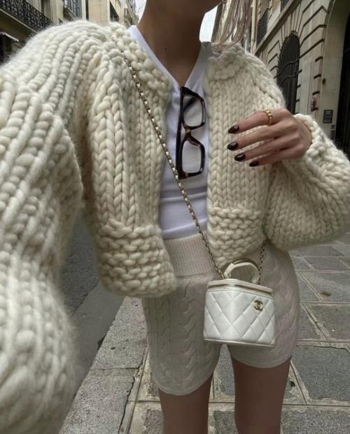 Vanilla Girl - эстетика утончённого минимализма, возникшая в начале 2020-х как развитие трендов Clean Girl и Soft Girl. 01