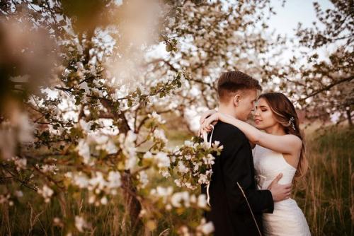 Аромат цветущих яблонь в нежной фотосессии Виктории и Дениса. 06