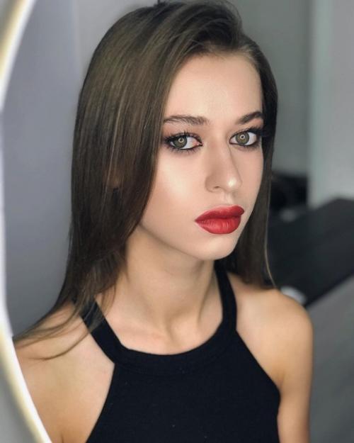 Выпускной - долгожданное событие для каждого, и для девушек особенно. 04