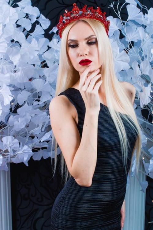 Милые девушки?  Скоро замечательные дни - последний звонок и выпускной. 08