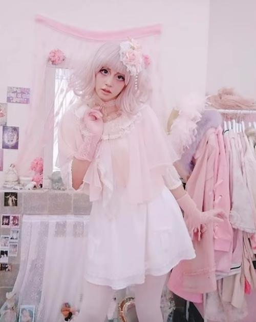 Эта мастерица, изготавливающая кукол, сама себя тоже называет живой куклой и стремится неукоснительно следовать выбранному образу. 03