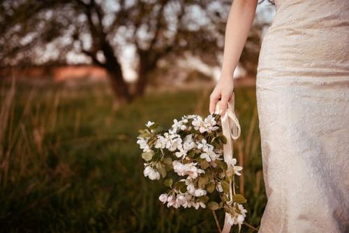 Аромат цветущих яблонь в нежной фотосессии Виктории и Дениса. 04