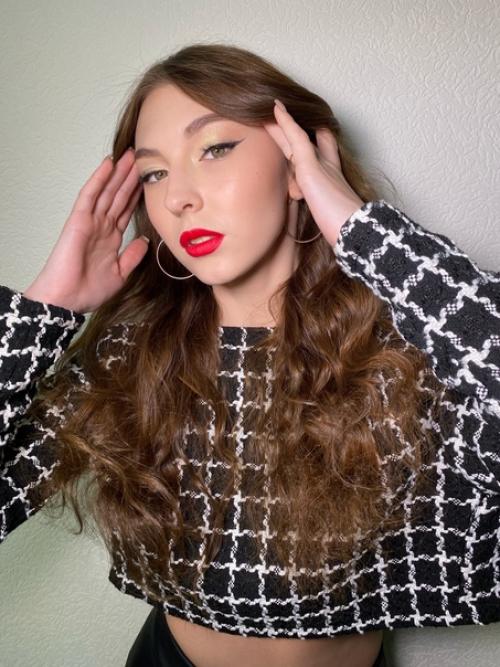 Меня зовут Елизавета, я - сертифицированный визажист. 01