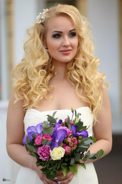 Дорогие невесты и выпускницы, рада предложить вам свои услуги стилиста (визаж и прическа) с выездом к вам! 04