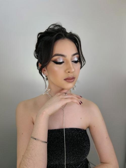 Для вечернего выхода идеально подойдет элегантная прическа и макияж, подчеркивающие вашу индивидуальность и создающие праздничное настроение. 01