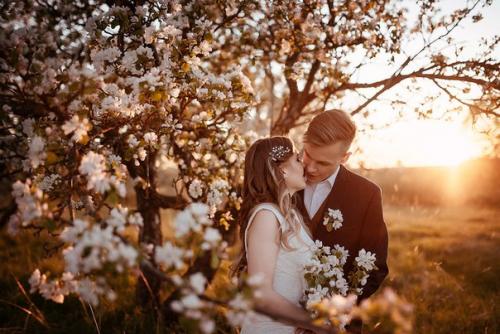 Аромат цветущих яблонь в нежной фотосессии Виктории и Дениса. 01