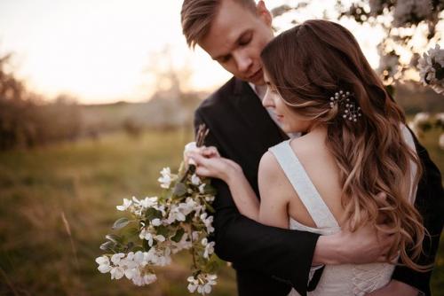 Аромат цветущих яблонь в нежной фотосессии Виктории и Дениса. 05