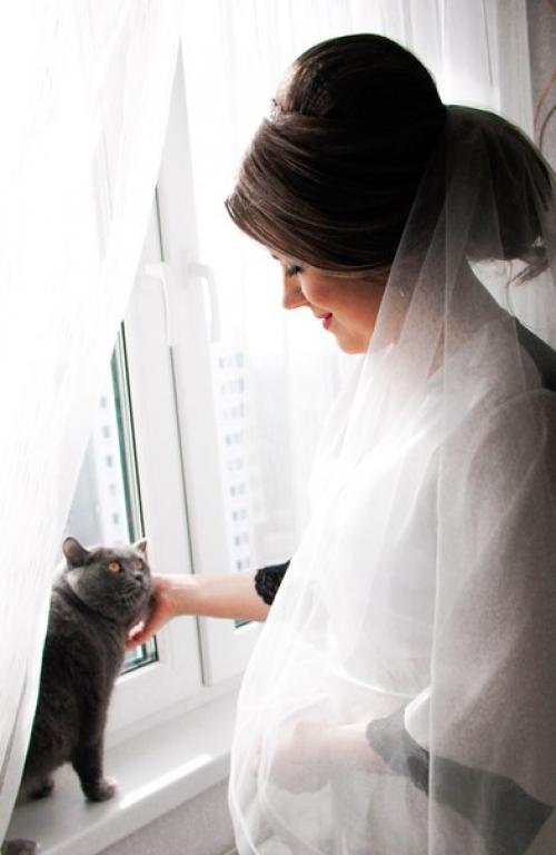 Дорогие девушки!  Я квалифицированный парикмахер - визажист. 02