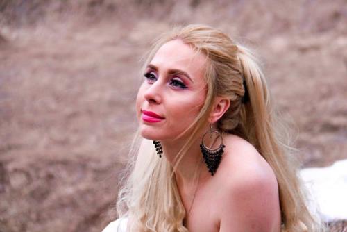 Дорогие девушки!  Я квалифицированный парикмахер - визажист. 06