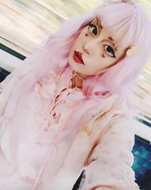 Эта мастерица, изготавливающая кукол, сама себя тоже называет живой куклой и стремится неукоснительно следовать выбранному образу. 02