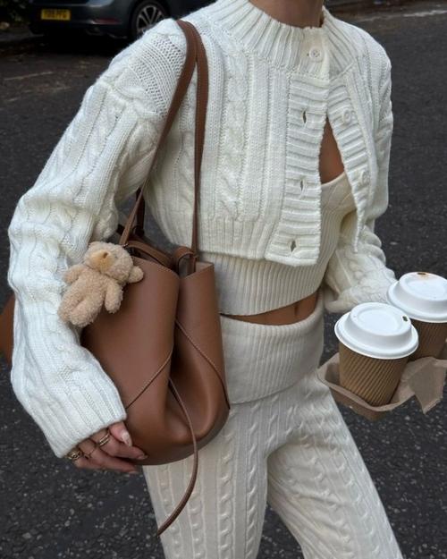 Vanilla Girl - эстетика утончённого минимализма, возникшая в начале 2020-х как развитие трендов Clean Girl и Soft Girl. 03