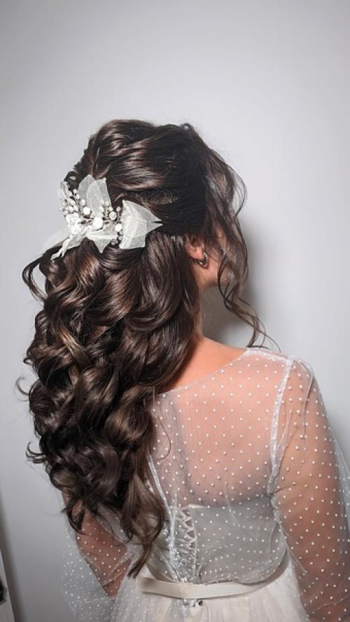 Тренд среди невест на свадебные прически вновь захватили пучки и хвосты из локонов. 01