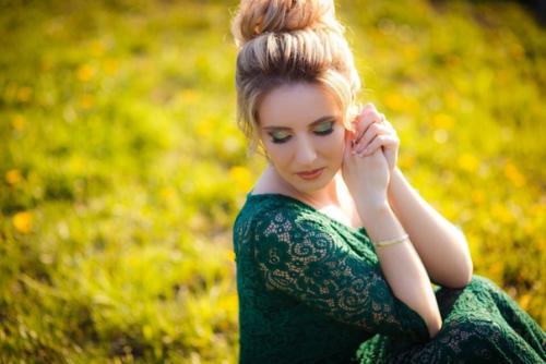 Зеленый с наступлением лета вновь появляется на подиумах, а значит, становится популярным. 02