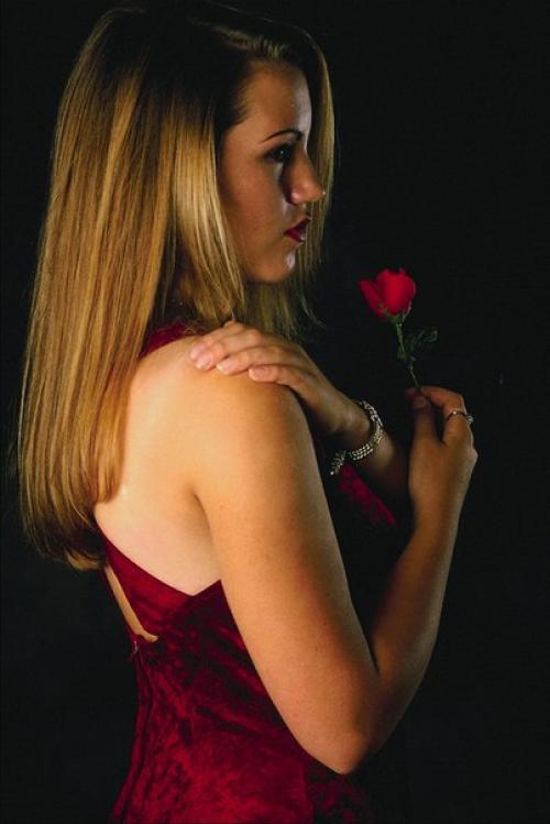 Стеф болтает до половины шестого; я прошу ее сделать мне прическу и макияж, за что она с восторгом и берется. 01