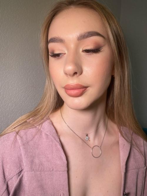 Меня зовут Елизавета, я - сертифицированный визажист. 02