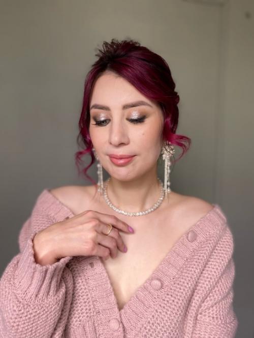 Да, на короткую длину волос можно сделать красивую прическу. 03