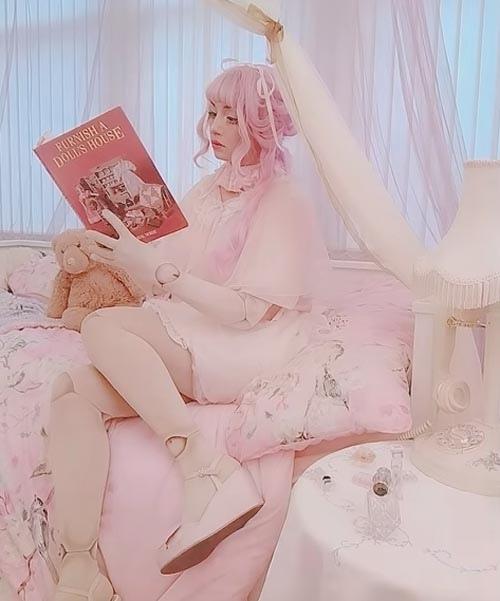 Эта мастерица, изготавливающая кукол, сама себя тоже называет живой куклой и стремится неукоснительно следовать выбранному образу. 01