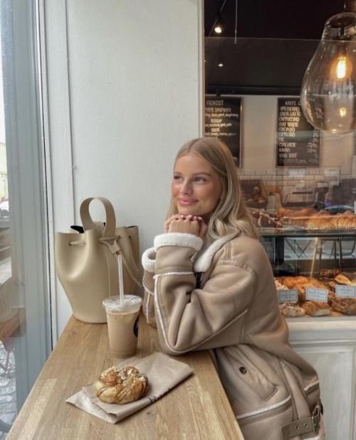 Vanilla Girl - эстетика утончённого минимализма, возникшая в начале 2020-х как развитие трендов Clean Girl и Soft Girl. 06