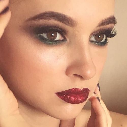 Модель.  Дорогие красотки в предверии выпускного вечера уже открыта запись на макияж и причёски! 09