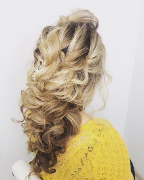 Не правда ли, дорогие выпускницы, что подбор образа для выпускного вечера вас волнует не меньше, чем подготовка к ответственному экзамену? 05