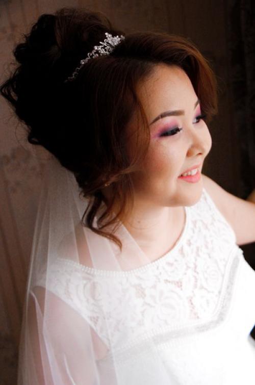 Дорогие девушки!  Я квалифицированный парикмахер - визажист. 07