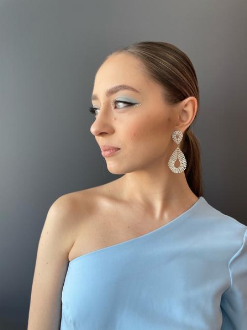 Меня зовут Елизавета, я - сертифицированный визажист. 05